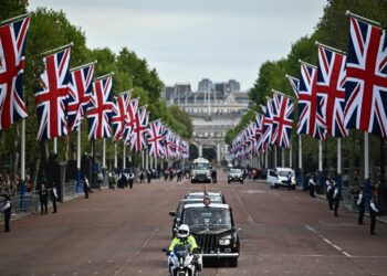 نعش إليزابيث الثانية يصل إلى قصر ويستمنستر