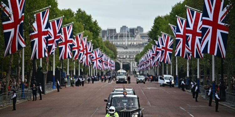نعش إليزابيث الثانية يصل إلى قصر ويستمنستر
