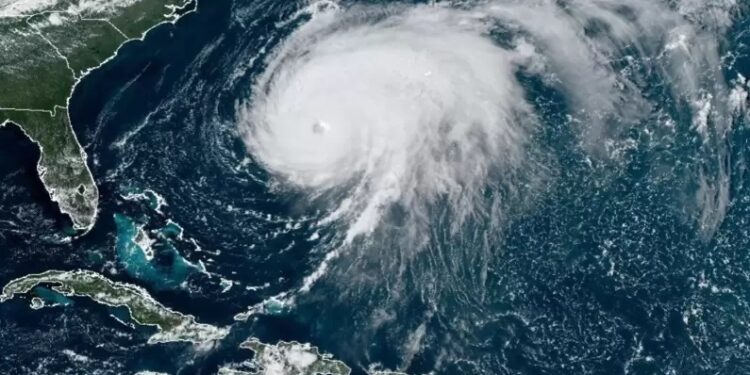 إعصار فيونا يصل إلى سواحل كندا ودق ناقوس الخطر