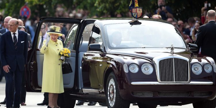 ما هي السيارة الخاصة التي كانت تقودها الملكة اليزابيث؟