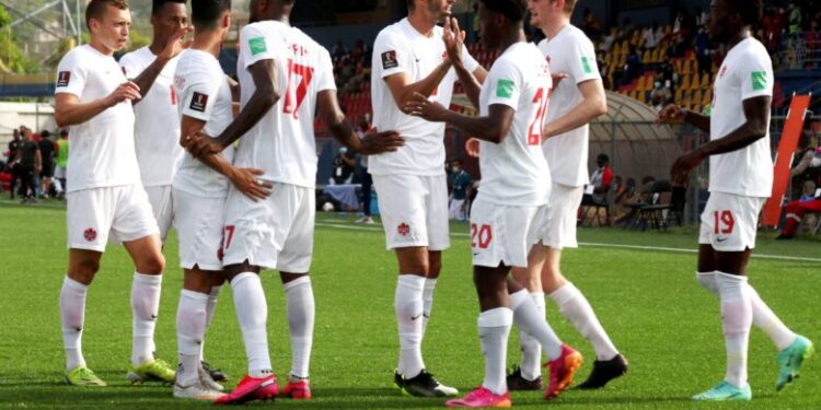 المنتخب الكندي في كأس العالم ولكن بقميص قديم فما القصة ؟