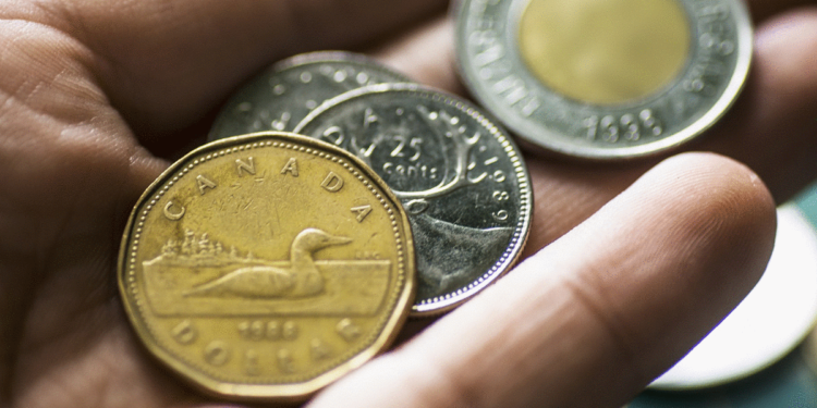 الدولار الكندي ينخفض إلى أدنى مستوى له منذ عامين