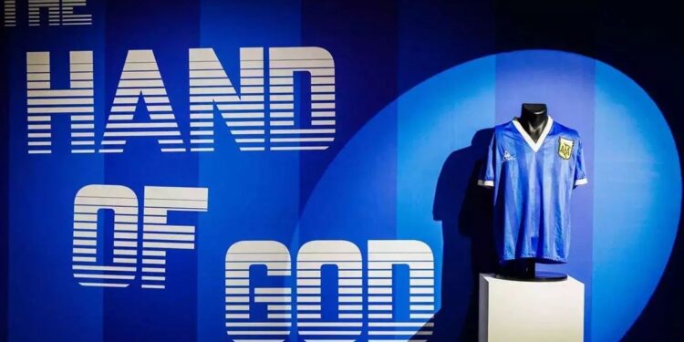 قميص “يد الله” الخاص بمارادونا في مونديال قطر 2022