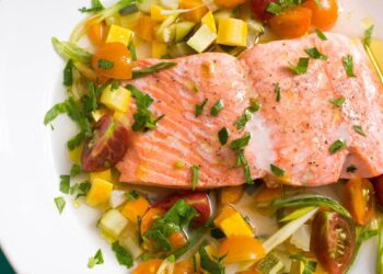 سلطة السلمون بالفاكهة والخضار هكذا تحضر