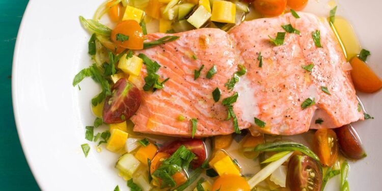 سلطة السلمون بالفاكهة والخضار هكذا تحضر