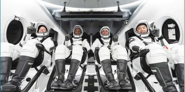 طاقم سبيس إكس يصل إلى محطة الفضاء الدولية