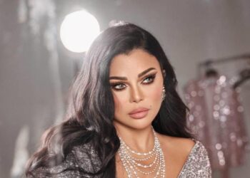 اطلالة شبابية لهيفا وهبي بتنورة “الجينز” القصيرة