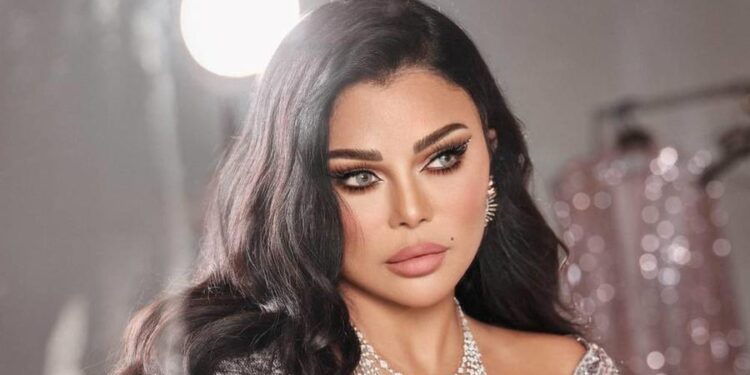 اطلالة شبابية لهيفا وهبي بتنورة “الجينز” القصيرة