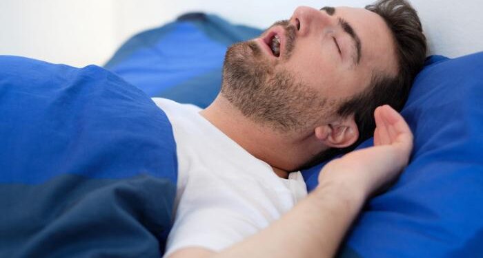 انقطاع النفس أثناء النوم عادة خطيرة قد تؤدي للوفاة وهذا الحل