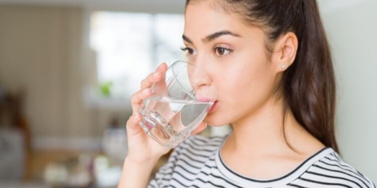 العلاقة ما بين شرب الماء والشيخوخة