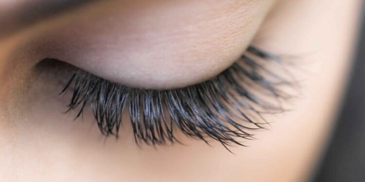 طرق الحفاظ على صحة رموشك الطبيعية