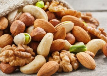 ما علاقات المكسرات بتأخير الشيخوخة