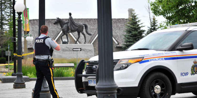 A Canadian police officer stands near the grounds of the Ottawa estate that is home to Prime Minister Justin Trudeau and the country's governor general on July 2, 2020 in Ottawa, Ontario. - Canadian police on Thursday arrested an armed man who entered the grounds of an Ottawa estate that is home to Prime Minister Justin Trudeau and the country's governor general. The suspect, who was not identified pending formal charges, managed to gain access to the property at Rideau Hall at about 6:40 am (1040 GMT). Rideau Hall is the official residence of Governor General Julie Payette. Trudeau and his family live on the property at Rideau Cottage. (Photo by Mohamed KADRI / AFP) حادثتي طعن تودي بحياة شخصين في مونتريال