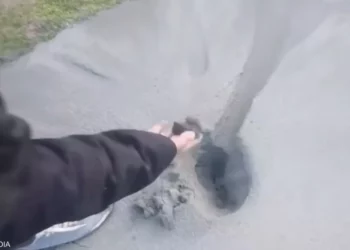 فتحات غريبة تشبه البراكين تظهر بعد الزلزال بسوريا فما هي ؟