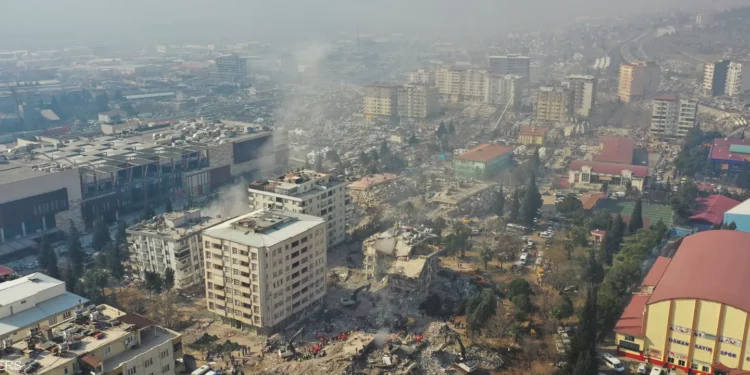 ارتفاع حصيلة الزلزال الكبير إلى 37000 قتيل