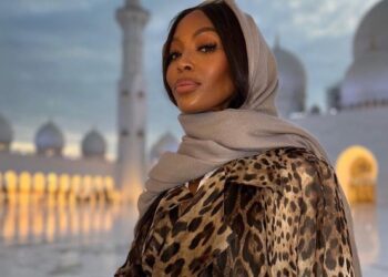 نعومي كامبل في إطلالة بالحجاب والعباءة الفضفاضة