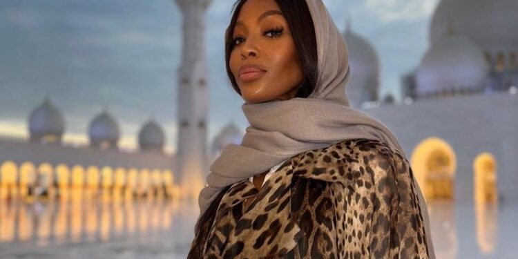 نعومي كامبل في إطلالة بالحجاب والعباءة الفضفاضة