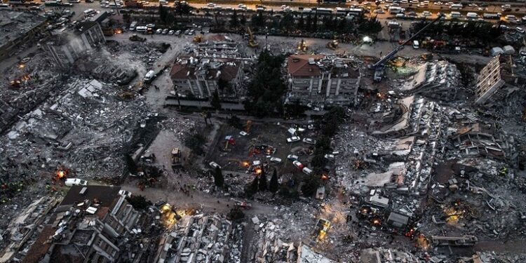 عدد القتلى في الزلزال الكبير يصل إلى 45 ألفاً