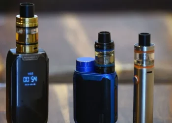 السجائر الإلكترونية تحتوي 240 مادة كيميائية