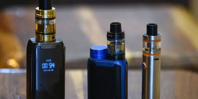 السجائر الإلكترونية تحتوي 240 مادة كيميائية