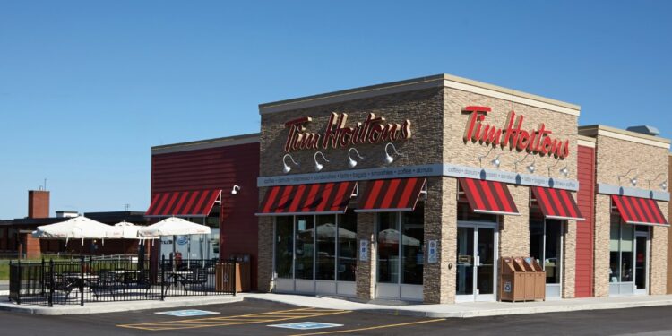 عملاء Tim Hortons ربحوا جائزة قدرها 10000 دولار بالخطأ